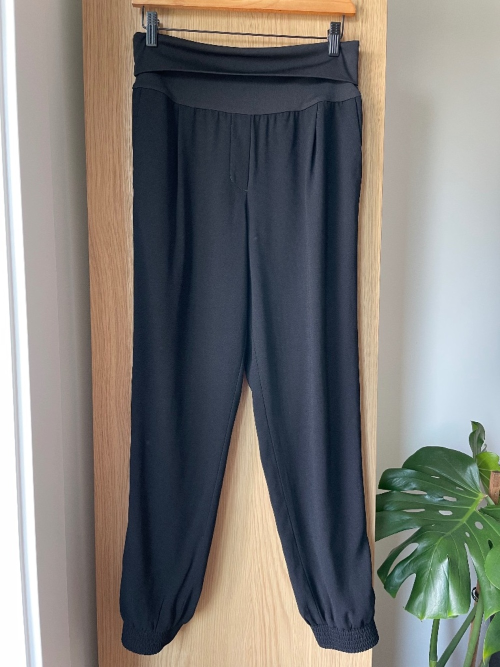 Aritzia Wilfred Crepe Dress Joggers - Size S